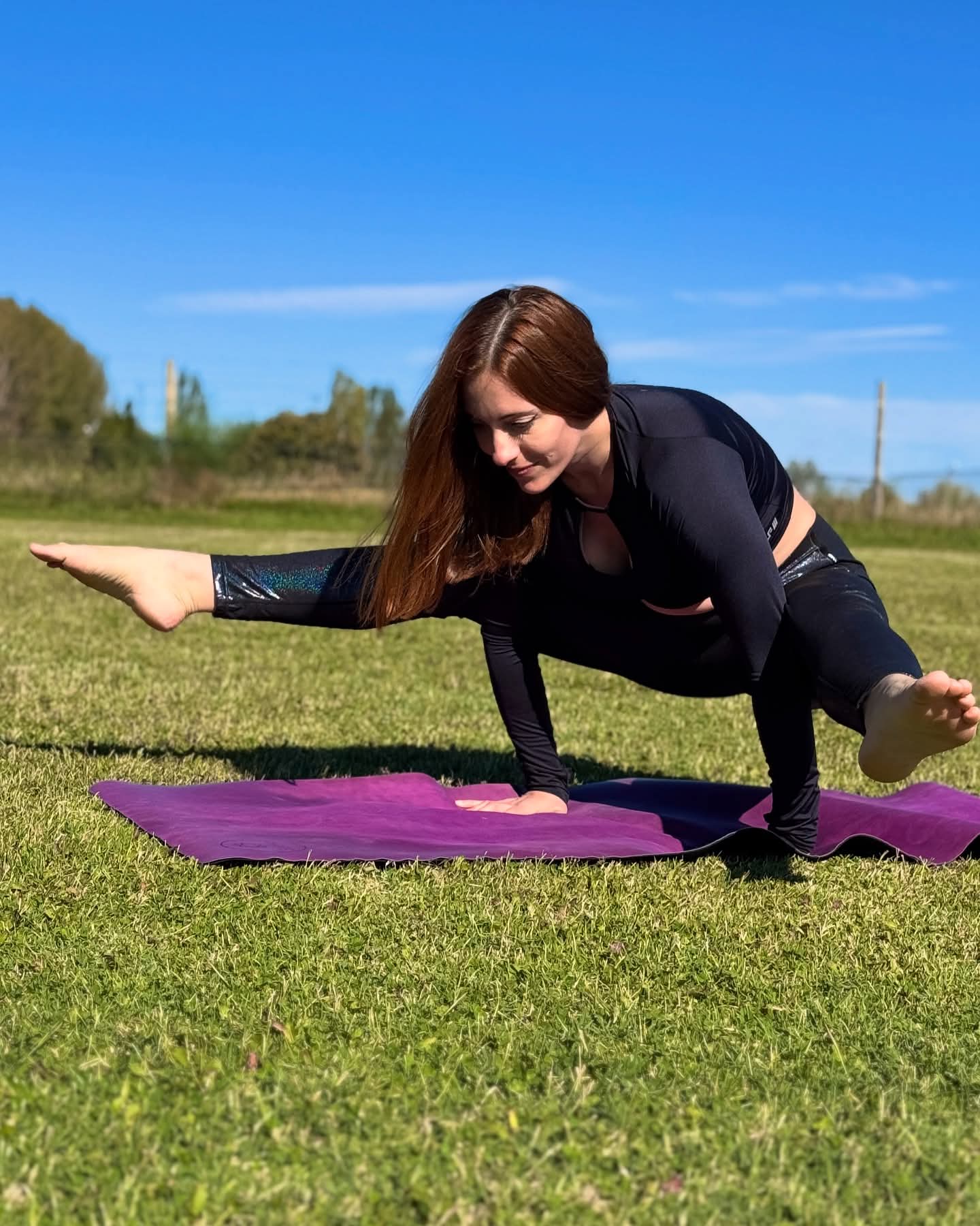 Paola en Firefly Pose
