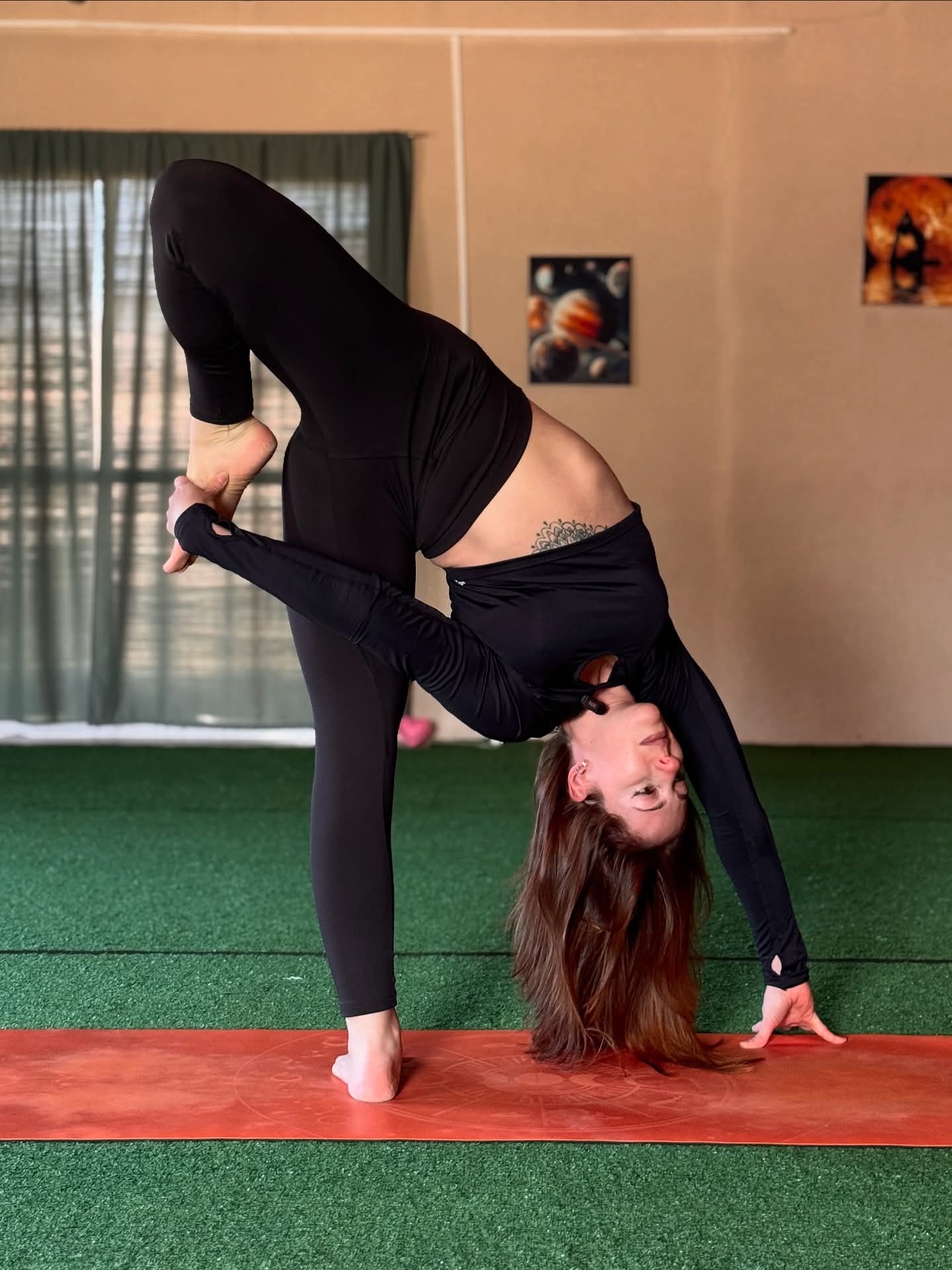 Paola en variación de Standing Split
